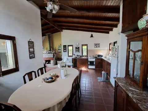 Casa 4 ambientes con 2 baños
