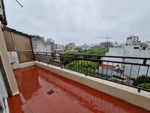 Un Ambiente Amplio Divisible al Frente c /Balcon Aterrazado