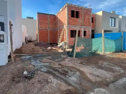 VENTA QUEBRADA DE MANANTIALES CON PILETA 200 M2 CUBIERTOS