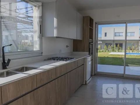 Casa 8 ambientes con 5 baños