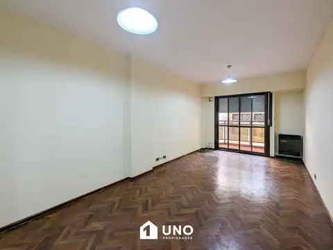 San Martin y 3 de Febrero - Amplio Dpto de 1 Dormitorio. Con cochera.