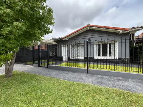 Casa 3 dormitorios con jardín y pileta 1 cuadra estación!