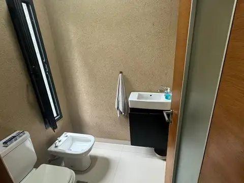 Casa 6 ambientes con 2 baños