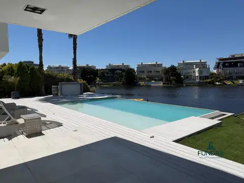 Casa en Alquiler con 2 cocheras