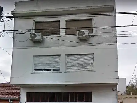 *DEPARTAMENTO DE 3 AMB. AL FRENTE EN 1ER PISO POR ESCALERA CON PATIO  *A MODERNIZAR