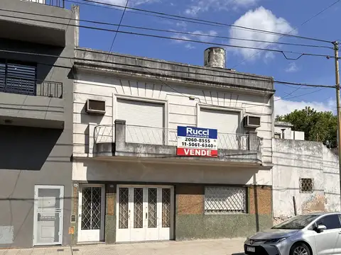 CASA 4 AMB. EN PB Y 1 PRIMER PISO, CON GARAJE PARQUE Y QUINCHO