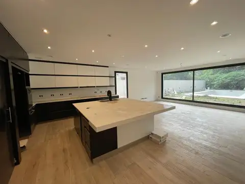 Casa en Venta con 3 cocheras