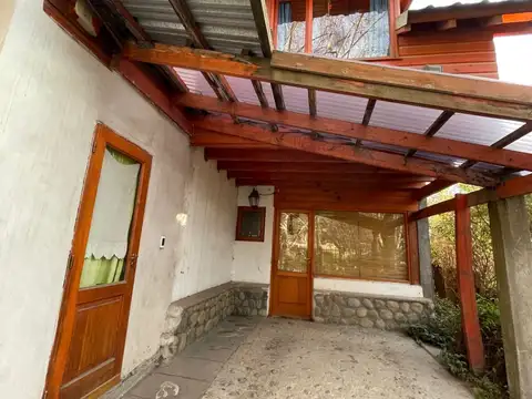 FINA PATAGONIA. Casa en venta de 3 dormitorios c/ cochera en San Martin de los Andes. APTA CREDITO