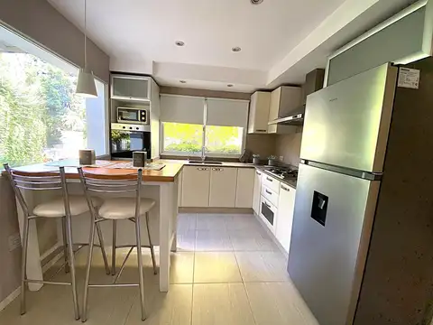 Casa en Alquiler con 3 cocheras