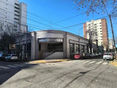 Importante Local en Alquiler de 1245m2 con cocheras en subsuelo, Quilmes Centro