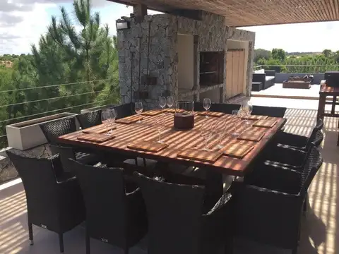 Casa en Venta con 4 cocheras