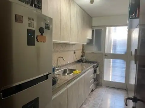 DEPTO. 2 AMBIENTES CFTE. MUY LUMINOSO CON BALCON LAV Y PATIO