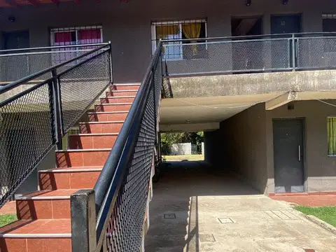 Lote de 2200 m2 con 11 departamentos 2 ambientes rentados. Ideal inversores