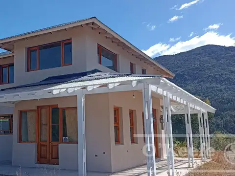 Chacra  Lago Puelo 2 has   Importante Casa de 235 m2 de gran calidad