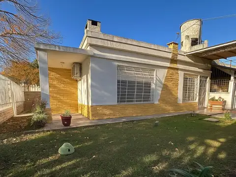 Casa Venta con cochera y jardin Jose C Paz Centro