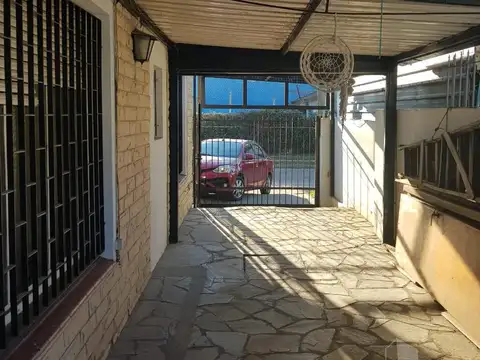 Casa 2 ambientes con patio en venta - Berazategui