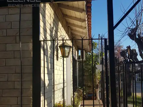 Casa en Venta con 2 cocheras
