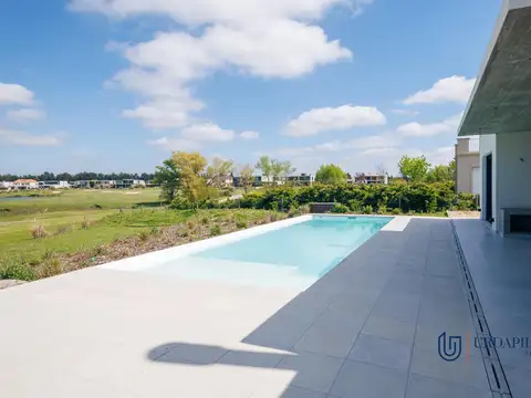 Casa en venta a estrenar con vista al golf en La Calesa- Pilará