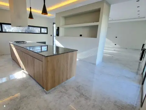 Casa en Venta en Neuquén, USD 380.000
