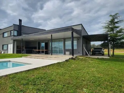 Casa 8 ambientes con 2 baños