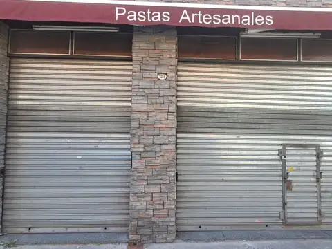 EXCELENTE LOCAL CON DEPOSITO, BAÑO Y 2 OFICINAS EN PLENA ZONA COMERCIA MAYORISTAS.REF.890