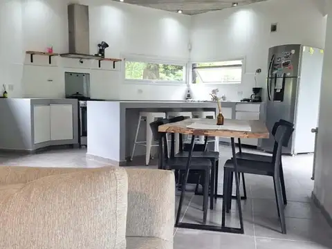 Casa 4 ambientes con 2 baños