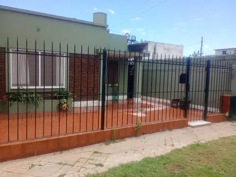 VENTA CASA DOS DORMITORIOS AMPLIO PATIO VERDE ZONA SUR