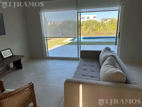 Casa en Alquiler con 2 cocheras