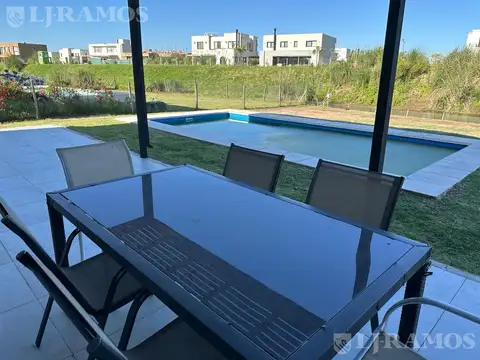 Casa 5 ambientes con 4 baños