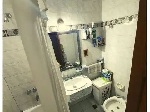 CASA 3 dormitorios con locales y cochera r