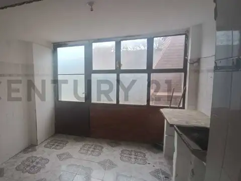 Casa 6 ambientes con 2 baños