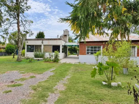 VENTA. CASA 4 AMBIENTES CON PARQUE Y PILETA. CHASCOMÚS.