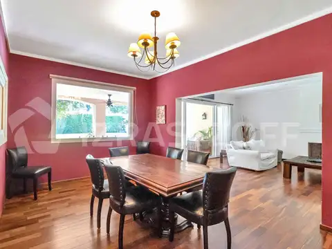 Casa 8 ambientes con 3 baños
