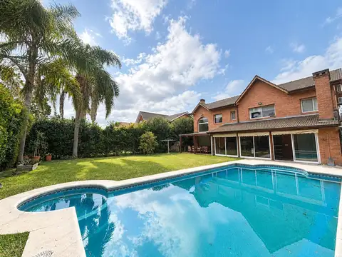 Casa en La Delfina con living en doble altura, quincho cerrado y pileta