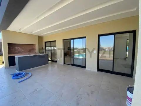 Casa 5 ambientes con 3 baños