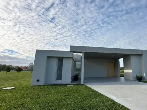 Casa de Diseño a Estrenar sobre Golf | Haras del Sur III
