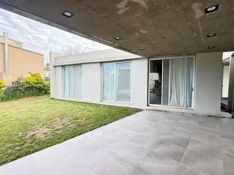 Casa en Alquiler con 2 cocheras