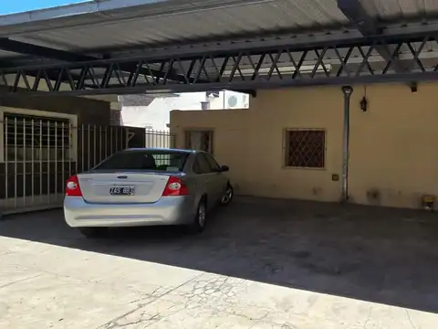 Galpón + casa en venta en Morón