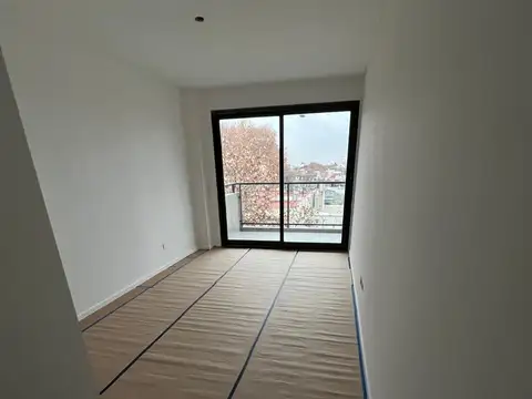 VILLA DEL PARQUE. PISO 3 AMB. DE CATEGORIA CON BALCON