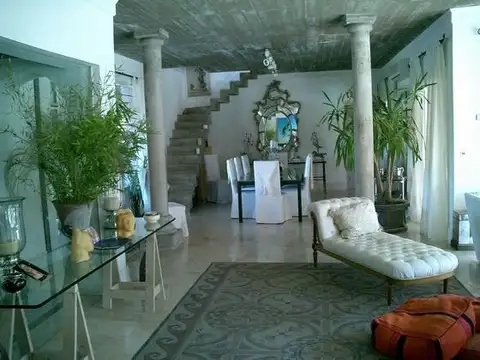 Casa 7 ambientes con 8 baños