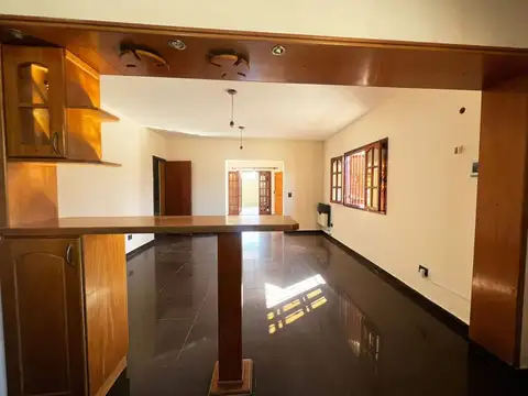 Casa 5 ambientes con 3 baños
