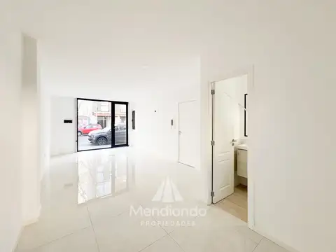 ALQ 24M - Local a la calle Rawson y Arenales, Shopping Aldrey.