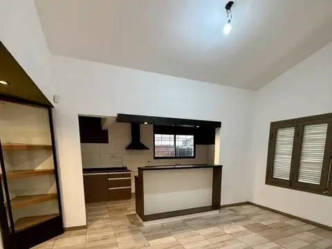 Casa 6 ambientes con 2 baños