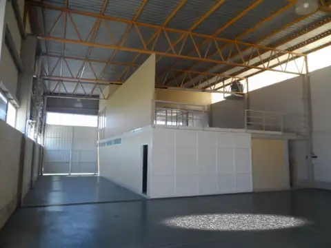 Galpón con Salón Comercial en Alquiler, Carril Maza