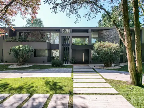 Casa en Alquiler con 1 cochera