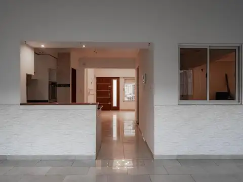 Casa 6 ambientes con 2 baños