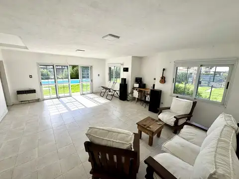 Venta casa en Funes con quincho y pileta