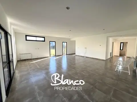 Casa en Alquiler con 1 cochera