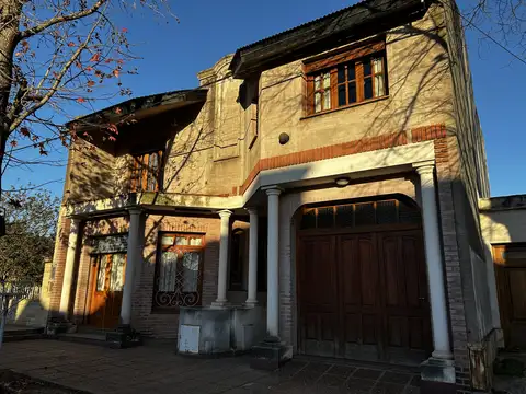 Casa en venta Barrio de Fátima hermosa arquitectura, posee local comercial apto gastronomía. Junín (B)