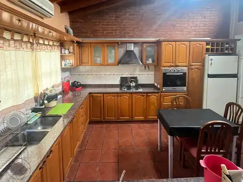 VENTA - EXCELENTE CASA 5 AMBIENTES - CON PISCINA Y QUINCHO - VILLA MADERO